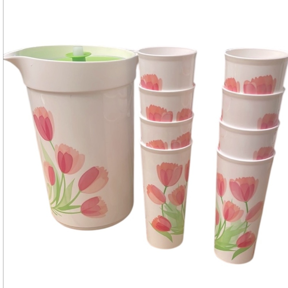 TUPPERWARE 1 gallon pitcher and tumbler set